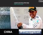 Льюис Хэмилтон празднует свою победу в Гран-при Китая к 2015 году